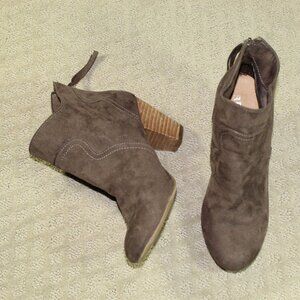 REPORT MARTIN Size 9 Faux Suede Back Zip Brown Brown Ankle Booties